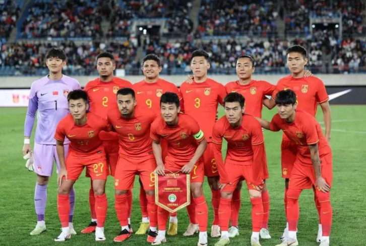 国足备战世预赛,教练组展现默契合作 国足备战世预赛,教练组展现默契合作