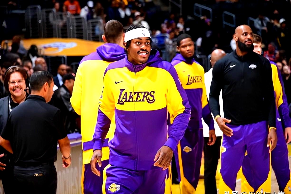 锋线球员在比赛中展现出色的表现 锋线球员在比赛中展现出色的表现