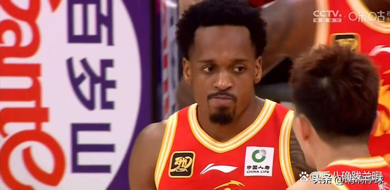 国际篮球裁判因失误饱受争议 国际篮球裁判因失误饱受争议